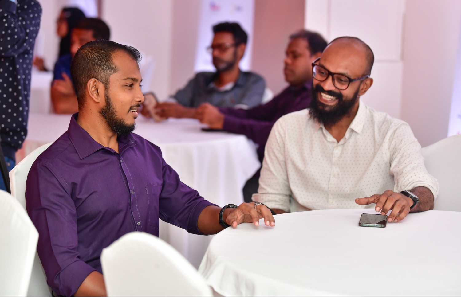 މިހާރު އެވޯޑްސްގެ ސްޕޮންސަރުންނާ އެކު ސޮއިކުރުމަށް ބޭއްވި ރަސްމިއްޔާތުގެ ތެރެއިން. --ފޮޓޯ: ނިޝާން އަލީ/ މިހާރު