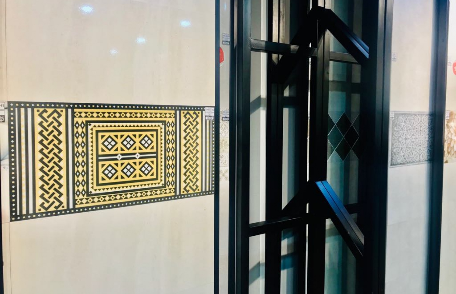 މުނިހޯމްކެއާ އިން ވިއްކާ ދިވެހި ޑިޒައިނުގެ ތަށިމުށި. ތުނޑުކުނަލާއި ހިރިގާގެ ޑިޒައިންގެ ތަށިމުށި ލިބޭނެ--ފޮޓޯ: މިހާރު