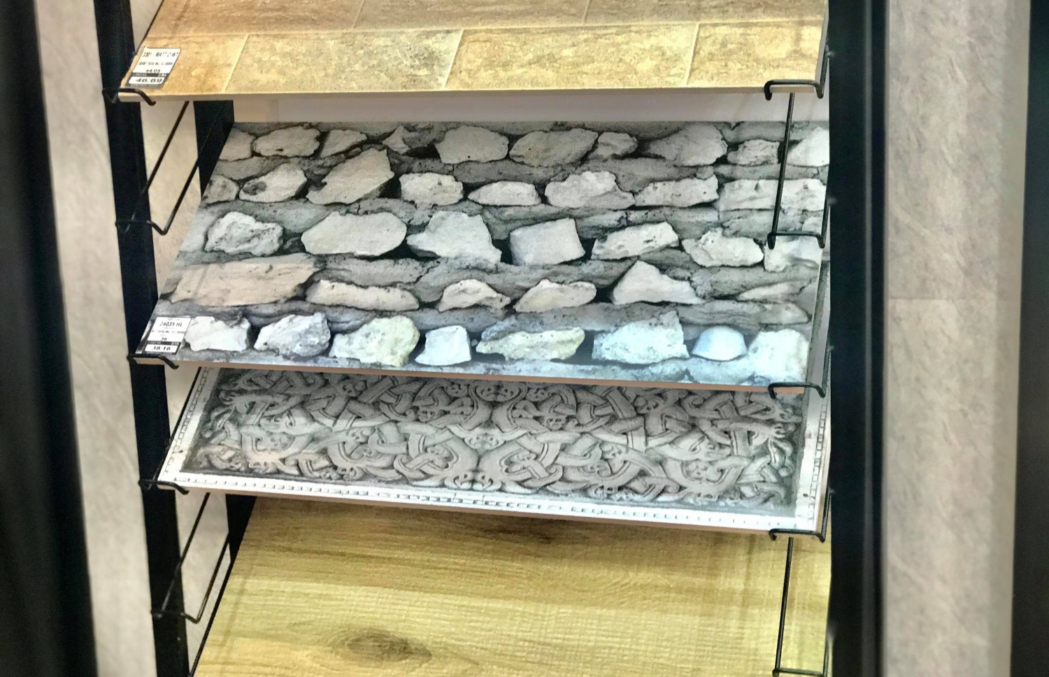 މުނިހޯމްކެއާ އިން ވިއްކާ ދިވެހި ޑިޒައިނުގެ ތަށިމުށި. އެޅިގަލުގެ ޑިޒައިންގެ ތަށިމުށި ވެސް އެފިހާރައިން ލިބޭނެ--ފޮޓޯ: މިހާރު