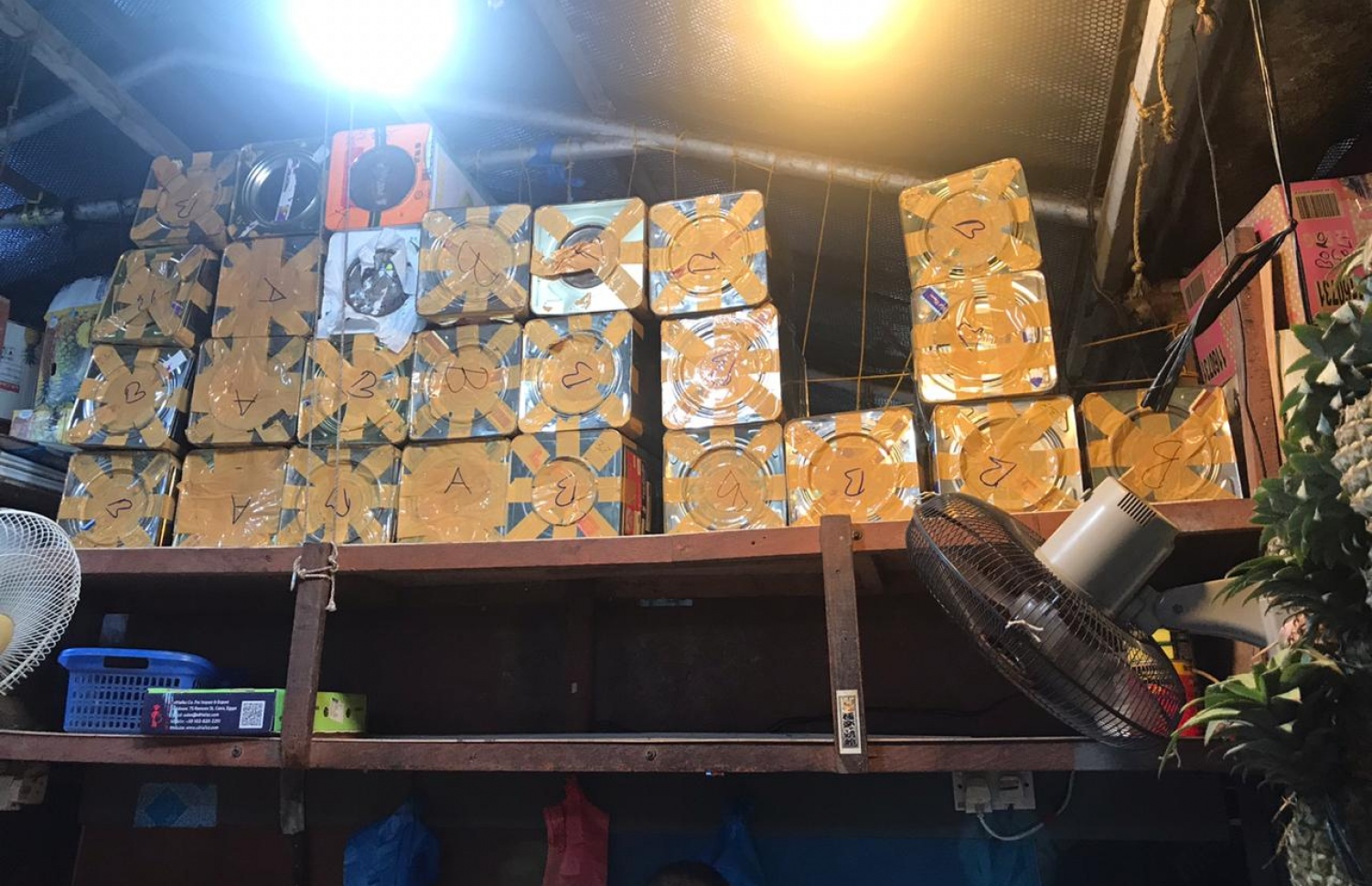 އިންޑޮނޭޝީއާއިން އެތެރެކޮށްފައި ހުރި ތެލުލި ބަނބުކެޔޮ ޑަބިޔާތަކެއް މާރުކޭޓް ގޮޅިއެއްގައި އަތުރާފައި