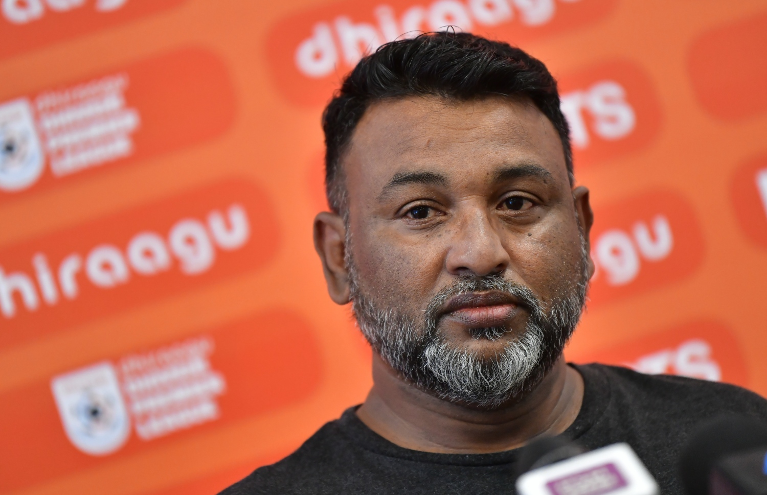 ޔުނައިޓެޑް ވިކްޓްރީގެ ކޯޗު މުހައްމަދު އާދަމް ނޫސްވެރިންގެ ބައްދަލުވުމުގެ ތެރެއިން. -- ފޮޓޯ: ނިޝާން އަލީ/ މިހާރު