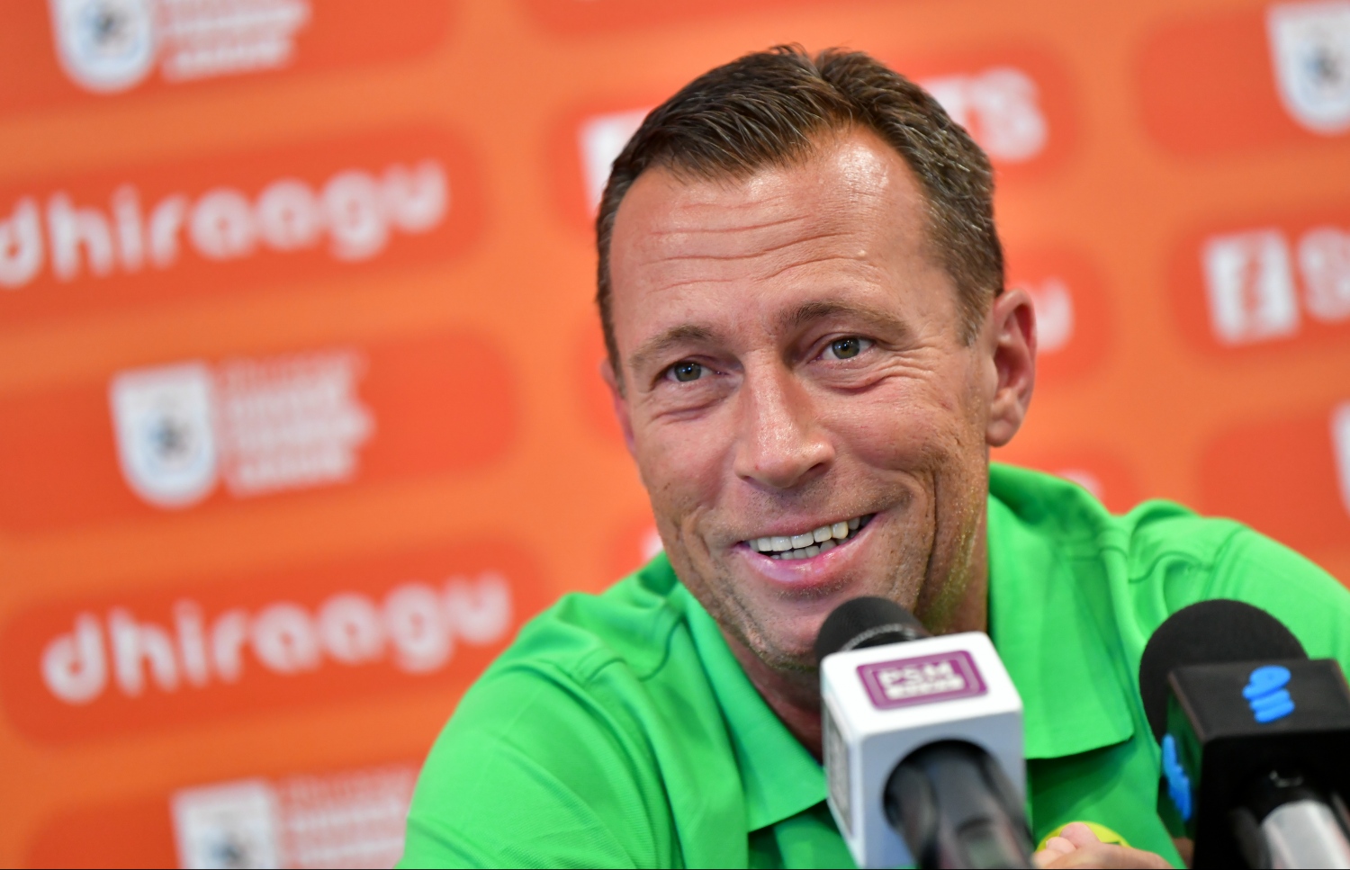 ނޫސްވެރިންގެ ބައްދަލުވުމުގައި މާޒިޔާ ކޯޗު ސެކުލޮސްކީ ވާހަކަ ދައްކަނީ. -- ފޮޓޯ: ނިޝާން އަލީ/ މިހާރު