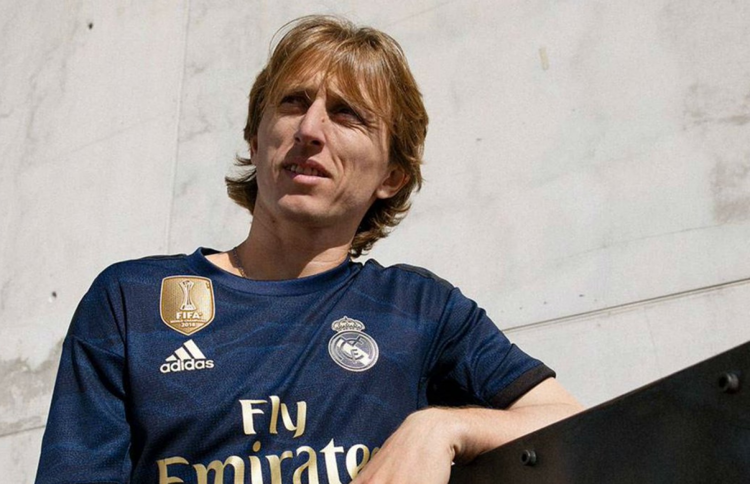 ރެއާލްގެ މިޑްފީލްޑަރު މޮޑްރިޗް ޗެމްޕިއަން ބެޖް ޖަހާފައިވާ ޖޯޒީއެއް ލައިގެން. -- ފޮޓޯ: ރެއާލް މެޑްރިޑް