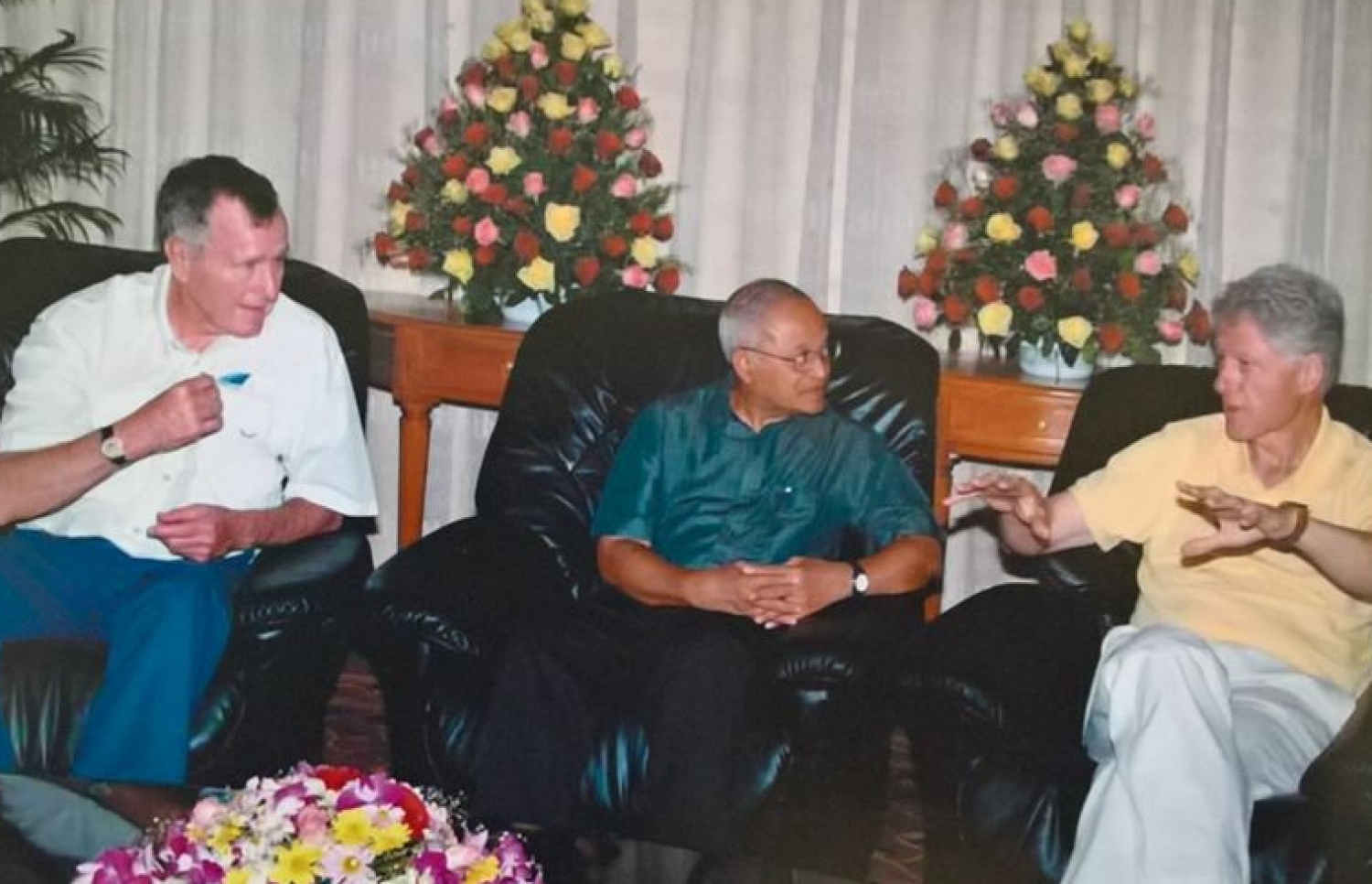 ބިލް ކްލިންޓަން (ކ) އާއި ޖޯޖް ބުޝް (ވ) ރައީސް މައުމޫނާ ބައްދަލުކުރައްވަނީ.