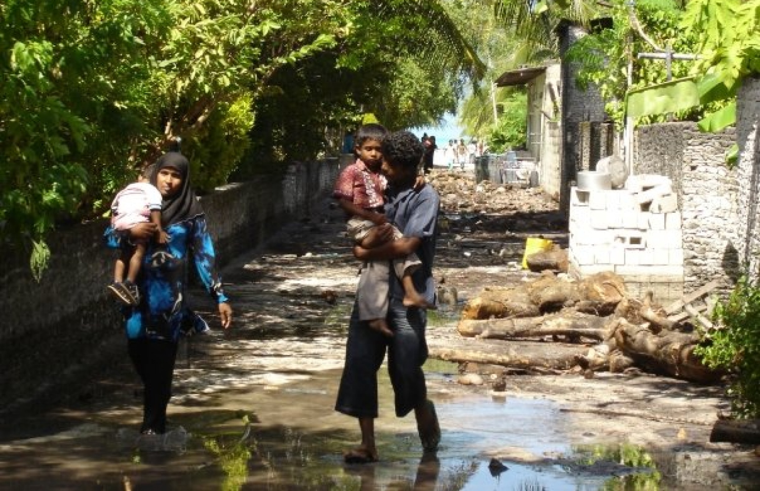 ސުނާމީގައި ހާލުގައި ޖެހުނު އާއިލާއެއް ރައްކާތެރި ހިސާބަކަށް ދާ މަންޒަރު. ފޮޓޯ: ސުނާމީ މޯލްޑިވްސް ފޭސްބުކް