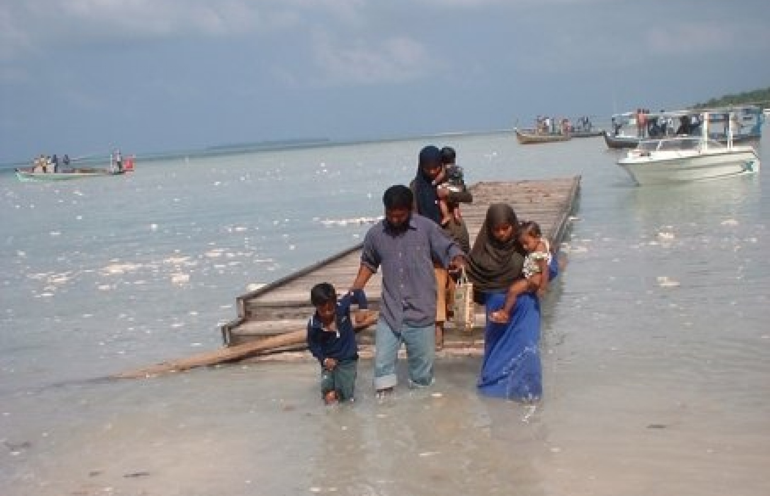 ސުނާމީގައި ހާލުގައި ޖެހުނު އާއިލާއެއް ރައްކާތެރި ހިސާބަކަށް ދާ މަންޒަރު. ފޮޓޯ: ސުނާމީ މޯލްޑިވްސް ފޭސްބުކް