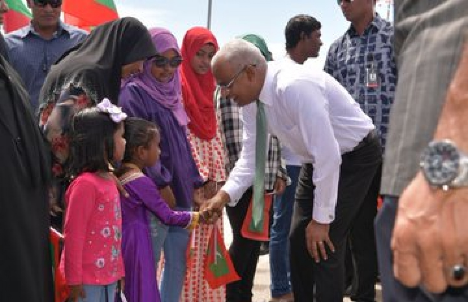 ވިލުފުއްޓަށް ރައީސް ވަޑައިގެން ކުޑަ ކުއްޖަކާ ސަލާމްކުރައްވަނީ. --ފޮޓޯ/ރައީސް އޮފީސް