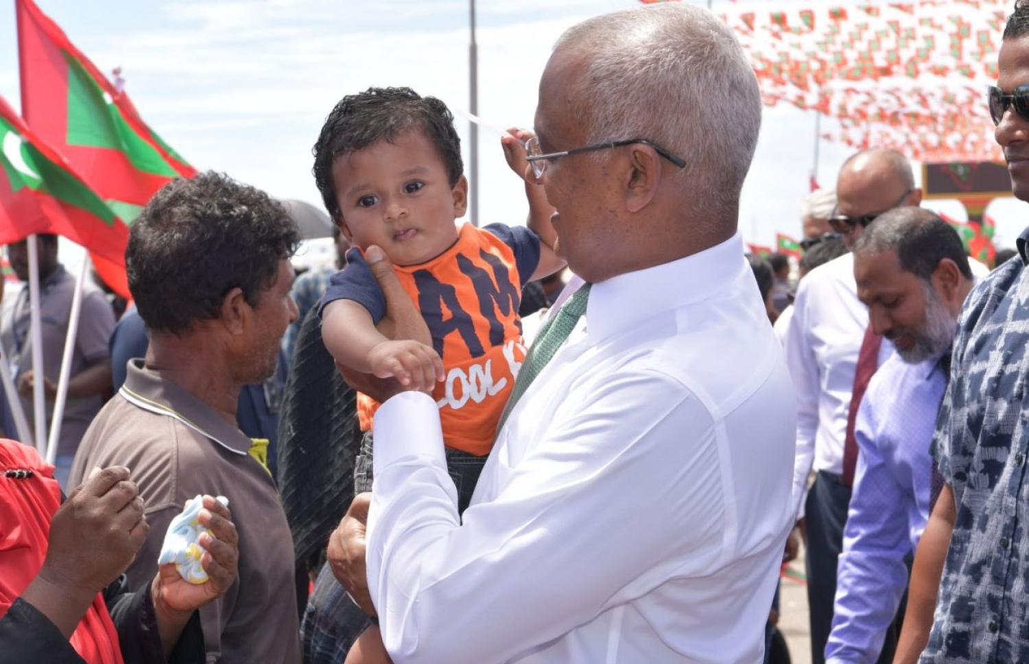 ރައީސް ވިލުފުށީގައި: ސުނާމީ ކާރިސާގައި ދެއްކި އެއްބައިވަންތަކަން ދެއްކުމަށް ރައީސް ގޮވާލެއްވި. --ފޮޓޯ/ރައީސް އޮފީސް