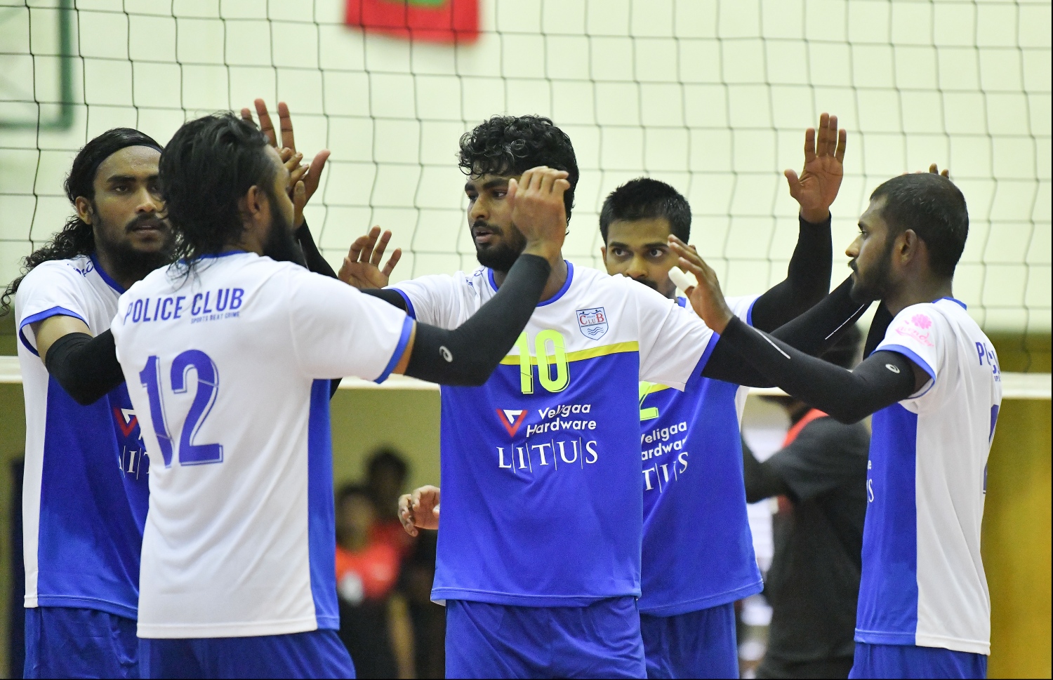 އިއްޔެގެ މެޗުގެ ތެރެއިން ޕޮލިހުގެ ކުޅުންތެރިން އުފާފާޅުކުރަނީ. -- ފޮޓޯ: ހުސެއިން ވަހީދު/ މިހާރު