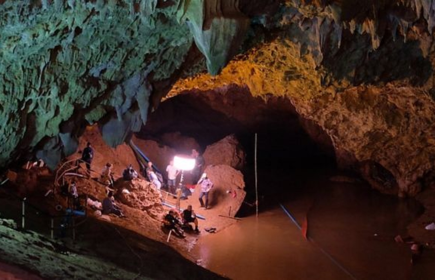 ހޮހަޅައިގައި ތާށިވި 12 ކުދިންނާއި ކޯޗު ސަލާމަތް ކުރުމަށް 17 ދުވަސް ހޭދަވި. --ފޮޓޯ:ގެޓީ އިމޭޖަސް