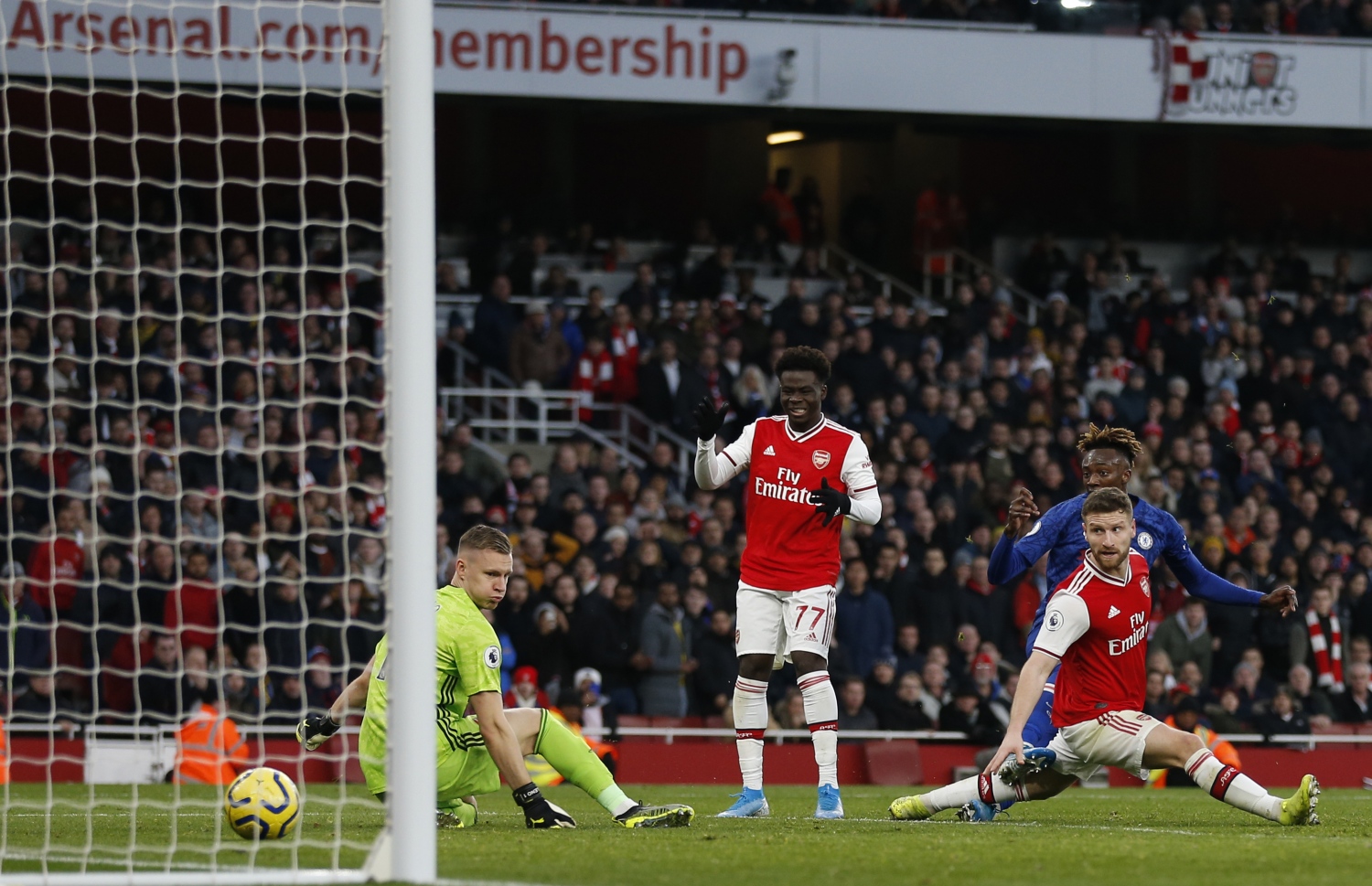 ރޭ އާސެނަލްގެ ގޯލަށް ޗެލްސީގެ ޓެމީ އަބްރަހަމް ބޯޅަ ފޮނުވާލަނީ. -- ފޮޓޯ: އޭއެފްޕީ