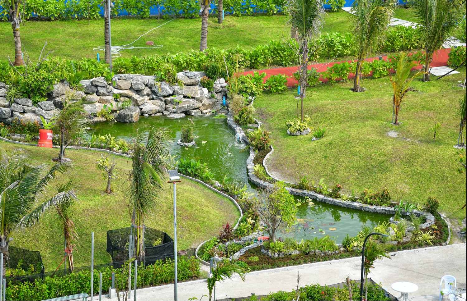 ލޮނުޒިޔާރަތްކޮޅު އަޑި ޕާކު ސަރަހައްދުގައި ހަދަމުން އަންނަ ފެހިކަން ގަދަ ބަގީޗާ. ---. ފޮޓޯ: ނިޝާން އަލީ/މިހާރު