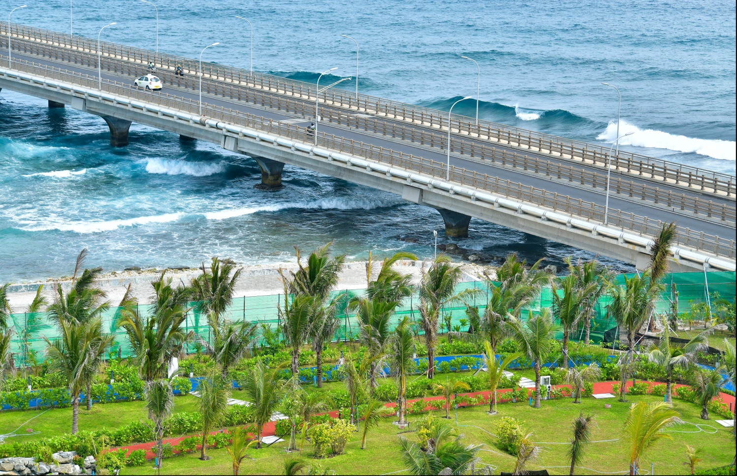 މާލެ: ޑިސެމްބަރު 30، 2019- ހެންވޭރު ޕާކް ނުވަތަ އަޑި ޕާކު ސަރަހައްދުގައި ހަދަމުން އަންނަ ފެހިކަން ގަދަ ބަގީޗާގެ މަސައްކަތް މިހާރު ގޮސްފައިވާ ހިސާބު: ސިނަމާލެ ބްރިޖުމަތިން ދާއިރު، ޕާކްގެ ހިތްގައިމު ކަމާއި ޗާލުކަން ތަސައްވަރު ކުރެވޭ.--- ފޮޓޯ: ނިޝާން އަލީ/މިހާރު