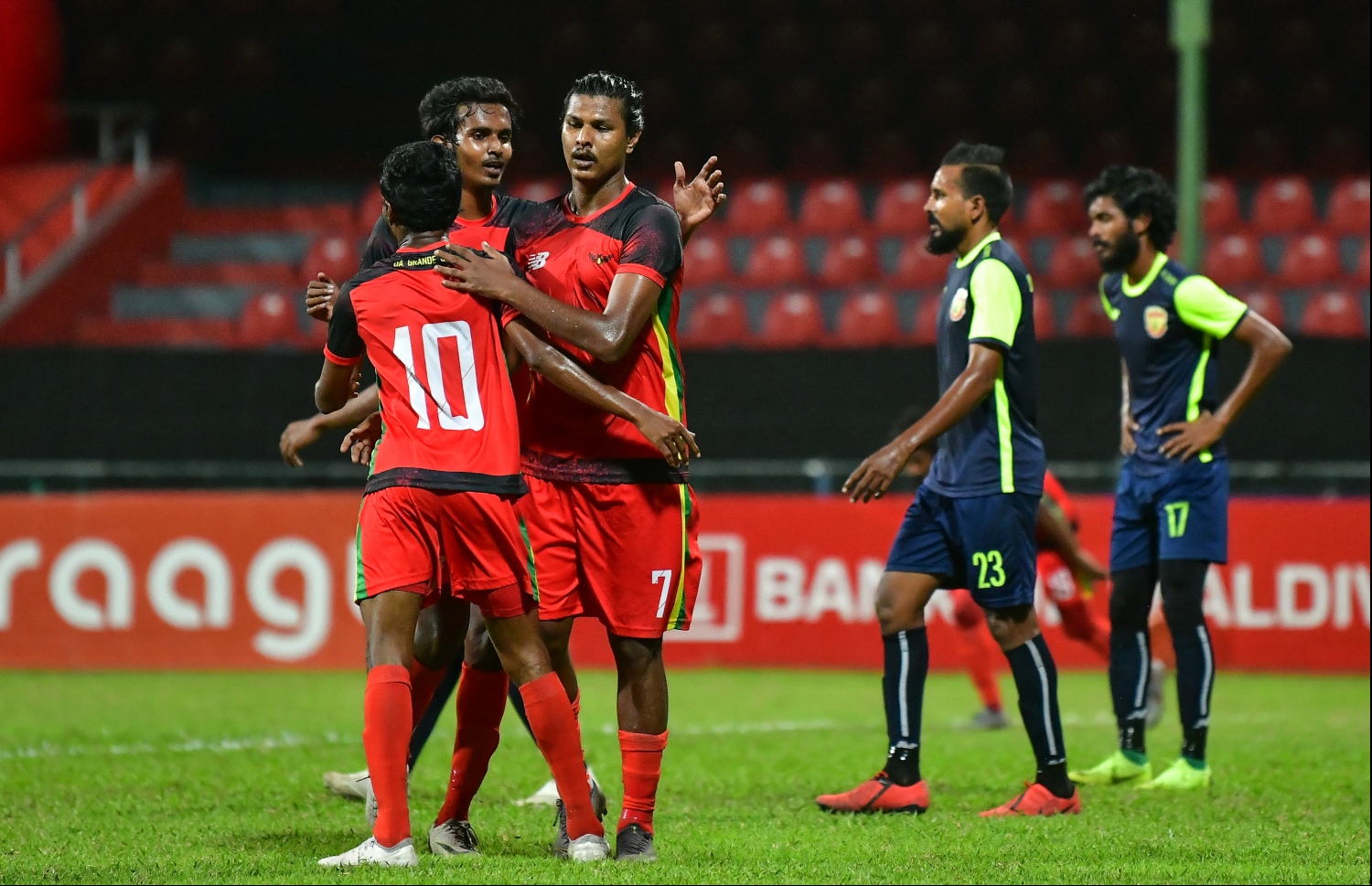 ލަނޑު ޖެހުމަށް ފަހު ދަ ގްރާންޑޭގެ ކުޅުންތެރިން އުފާފާޅުކުރަނީ.-- ފޮޓޯ: ހުސެއިން ވަހީދު/ މިހާރު