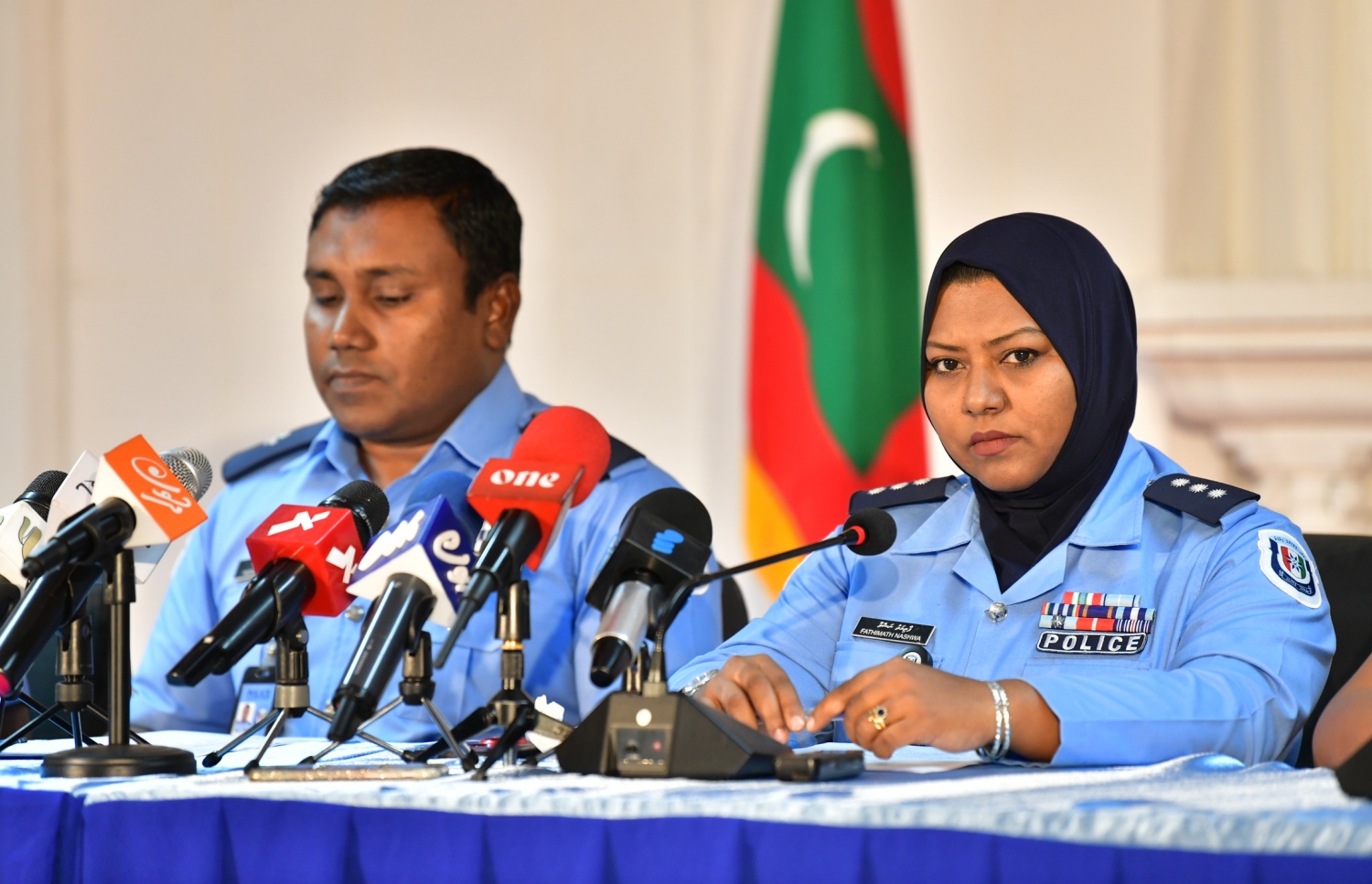 ފުލުހުން ކުރިއަށްގެންދާ "އޮޕަރޭޝަން ރިވެތި" ގެ މައުލޫމަތު ދިނުމަށް ބޭއްވި ނޫސްވެރިންގެ ބައްދަލުވުމުގައި ޕަބްލިކް އެފެއާޒް ޑިޕާޓްމަންޓުގެ ހެޑް ޗީފް އިންސްޕެކްޓާ އޮފް ޕޮލިސް ނަޝްވާ އަދި ޓްރެފިކް ޕޮލިސްގެ ހެޑް ސުޕްރިޓެންޑެންޓް އޮފް ޕޮލިސް ސަމީރު ބައިވެރިވެވަޑައިގަންނަވަނީ.-- ފޮޓޯ: ނިޝާން އަލީ/ މިހާރު