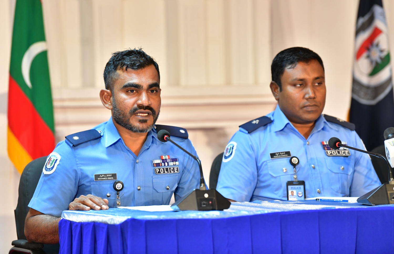 ފުލުހުން ކުރިއަށްގެންދާ "އޮޕަރޭޝަން ރިވެތި" ގެ މައުލޫމަތު ދިނުމަށް ބޭއްވި ނޫސްވެރިންގެ ބައްދަލުވުމުގައި ހުޅުމާލޭގެ ނެއިބަހުޑް ޕޮލިސްގެ ހެޑް ސަބް އިންސްޕެކްޓާ އޮފް ޕޮލިސް މުހައްމަދު އިސްމާއިލް ވާހަކަދައްކަވަނީ-- ފޮޓޯ: ނިޝާން އަލީ/ މިހާރު