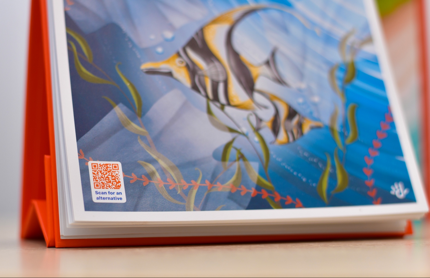 ޕްލާސްޓިކުން ކަނޑުގެ ދިރުންތަކަށް ލިބޭ ގެއްލުން ކަލަންޑަރުގެ ކިއުއާރު ކޯޑުން އަންގައިދޭ -- ފޮޓޯ: ހުސައިން ވަހީދު/ މިހާރު