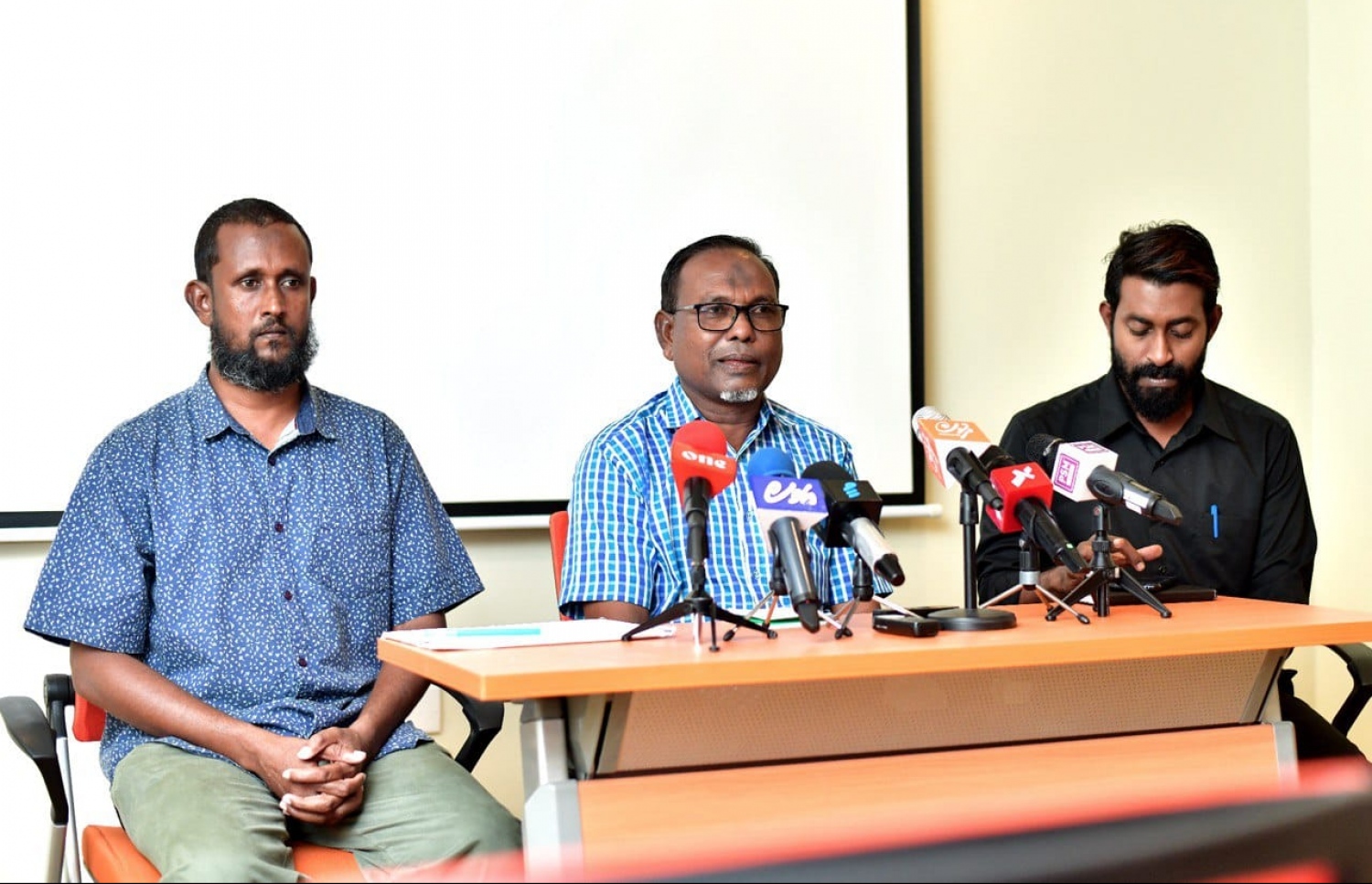 ގުޅީފަޅުން ފްލެޓް ގަތް މީހުންގެ ފަރާތުން ބޭއްވި ނޫސްވެރިންގެ ބައްދަލުވުން: ގޮތެއް ނުފެންނާތީ ކަންބޮޑުވުން ފާޅުކުރި-- ފޮޓޯ: ހުސައިން ވަހީދު/މިހާރު