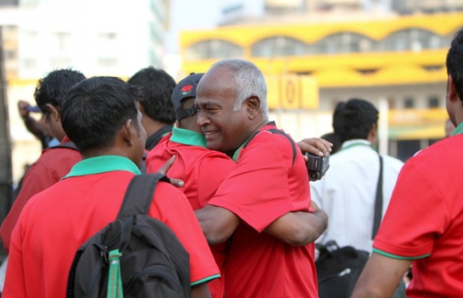 2010 ވަނަ އަހަރުގެ ސައުތު އޭޝިއަން ގޭމްސްގެ ރިލޭ އިން ރާއްޖެ ލޯ މެޑަލް ހޯދުމުން އެތުލެޓިކްސް އެސޯސިއޭޝަނުގެ އޭރުގެ ރައީސް މައިޒާން އަލިބެ އުފާފާޅުކުރައްވަނީ. --ފޮޓޯ: އެމްއޯސީ