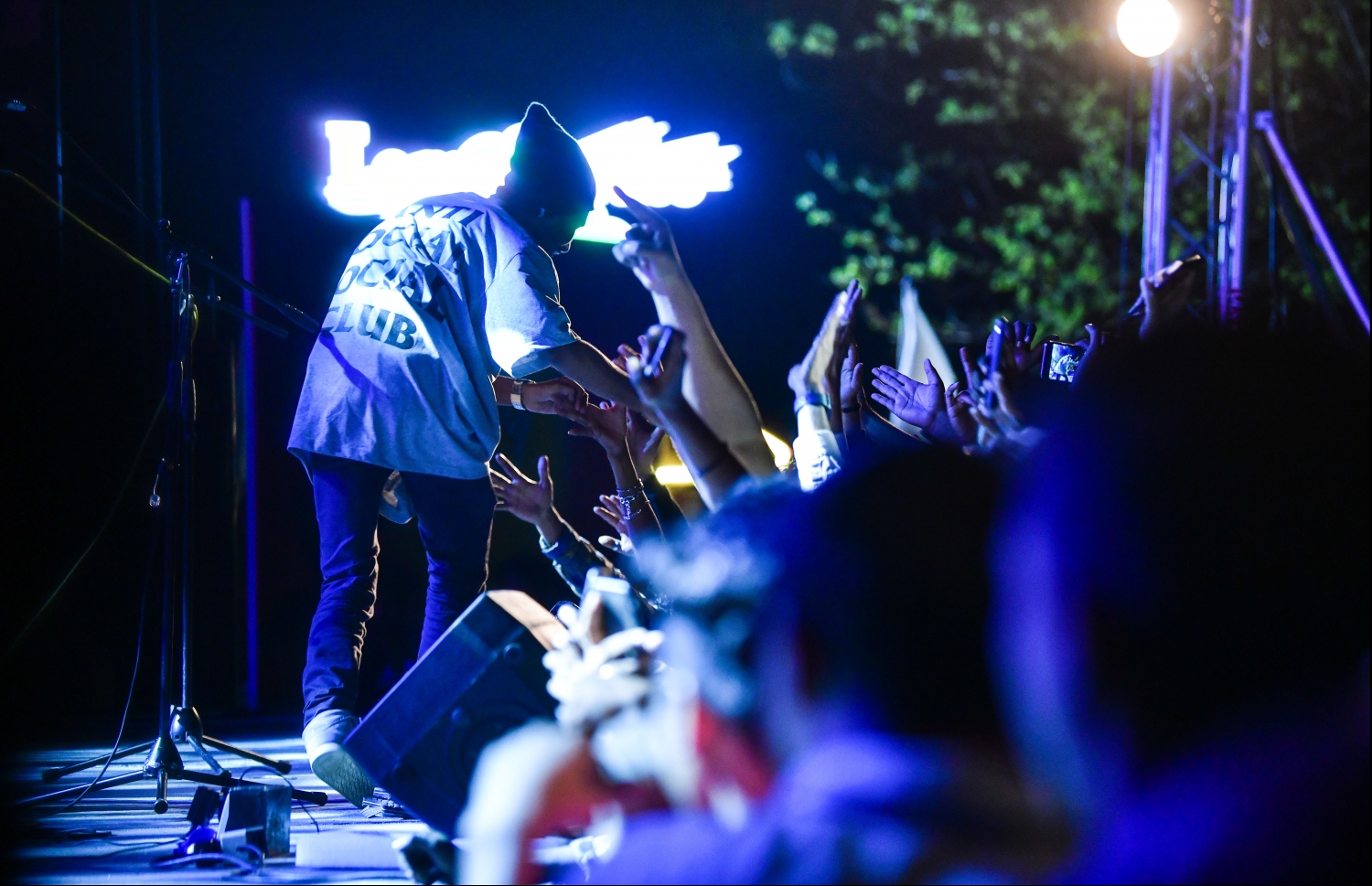 2020 ވަނަ އަހަރަށް މަރުހަބާ ކިޔުމަށް މާލޭގައި ބޭއްވި މިއުޒިކް ޝޯ ގެ ތެރެއިން: އަލިމަސް ކާނިވާ ސަރަހައްދުގައި ބޭއްވި މި ޝޯ އިންތިޒާމު ކުރީ ޓޫރިޒަމް މިނިސްޓްރީން.---ފޮޓޯ: ހުސައިން ވަހީދު/މިހާރު