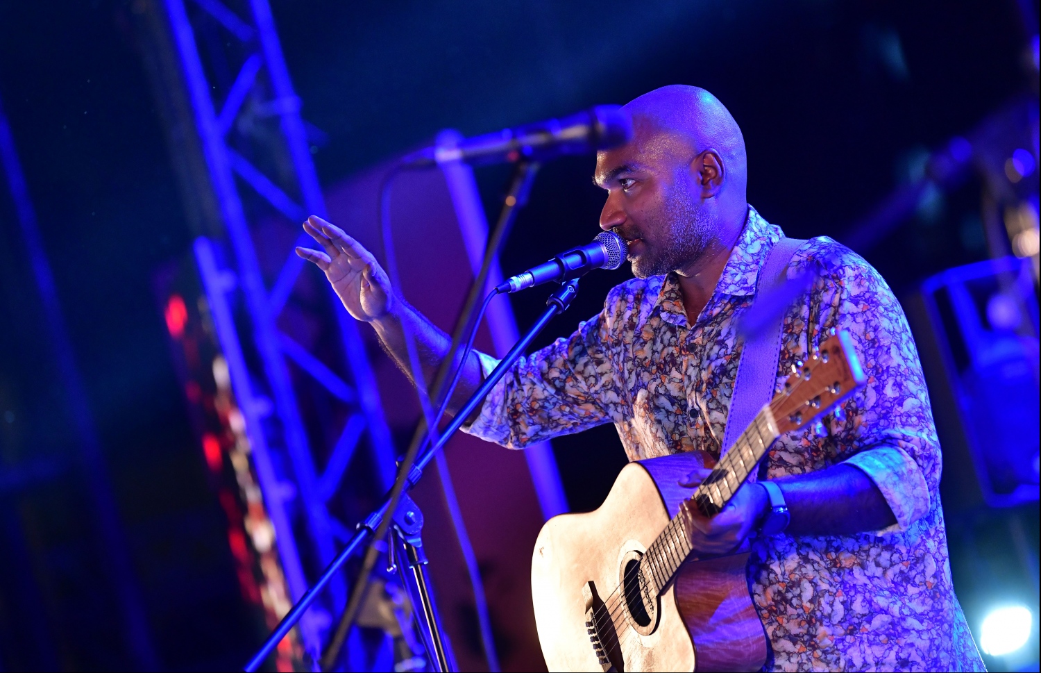 2020 ވަނަ އަހަރަށް މަރުހަބާ ކިޔުމަށް މާލޭގައި ބޭއްވި މިއުޒިކް ޝޯ ގެ ތެރެއިން: އަލިމަސް ކާނިވާ ސަރަހައްދުގައި ބޭއްވި މި ޝޯ އިންތިޒާމު ކުރީ ޓޫރިޒަމް މިނިސްޓްރީން.---ފޮޓޯ: ހުސައިން ވަހީދު/މިހާރު