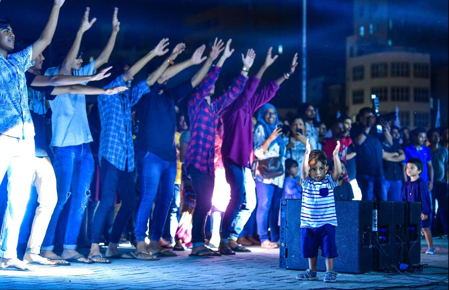 2020 ވަނަ އަހަރަށް މަރުހަބާ ކިޔުމަށް މާލޭގައި ބޭއްވި މިއުޒިކް ޝޯ އަށް ޒުވާނުންތަކެއް ތަރުހީބު ދެނީ: އަލިމަސް ކާނިވާ ސަރަހައްދުގައި ބޭއްވި މި ޝޯ އިންތިޒާމު ކުރީ ޓޫރިޒަމް މިނިސްޓްރީން.---ފޮޓޯ: ހުސައިން ވަހީދު/މިހާރު