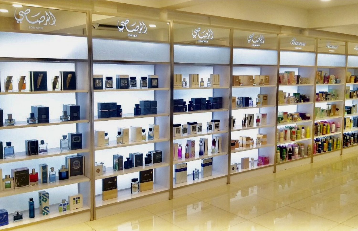 ދަ ޕާފިއުމް ޝޮޕުން ވިއްކާ ބައެއް ސާމާނު-:ފޮޓޯ:ޕްލާޒާ