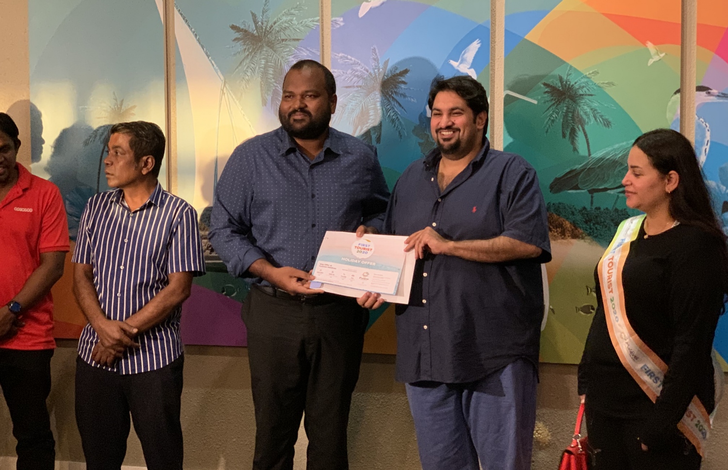 މި އަހަރުގެ ފުރަތަމަ ޓޫރިސްޓަށް ހޮލިޑޭ ޕެކޭޖް ހަވާލު ކުރަނީ-- ފޮޓޯ: މިހާރު