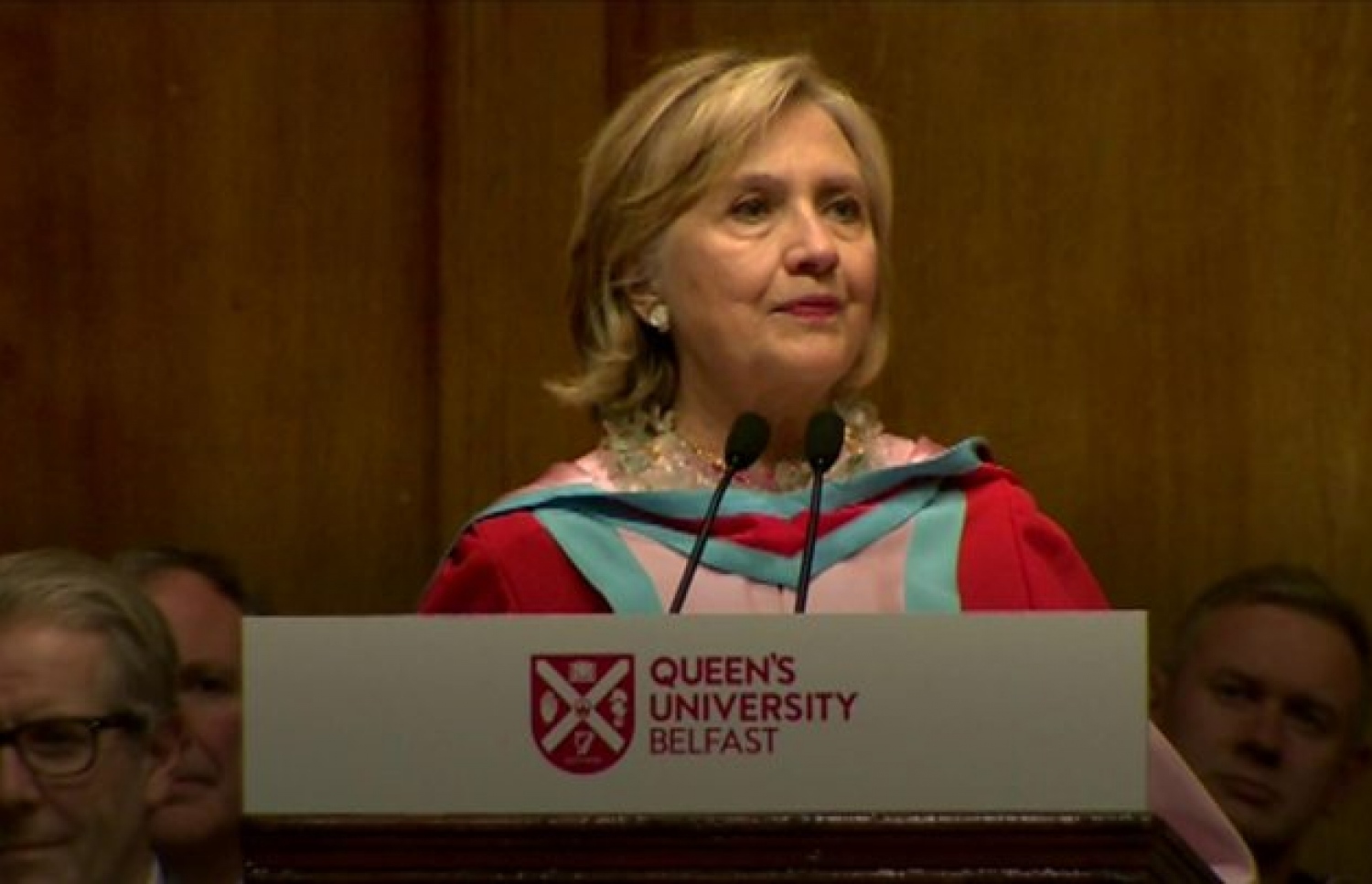 ހިލަރީ ކްލިންޓަން: ޔުނިވާސިޓީން ވަނީ އޮނަރަރީ ޑިގްރީއެއް އަރުވާފައި. --ފޮޓޯ:ބީބީސީ