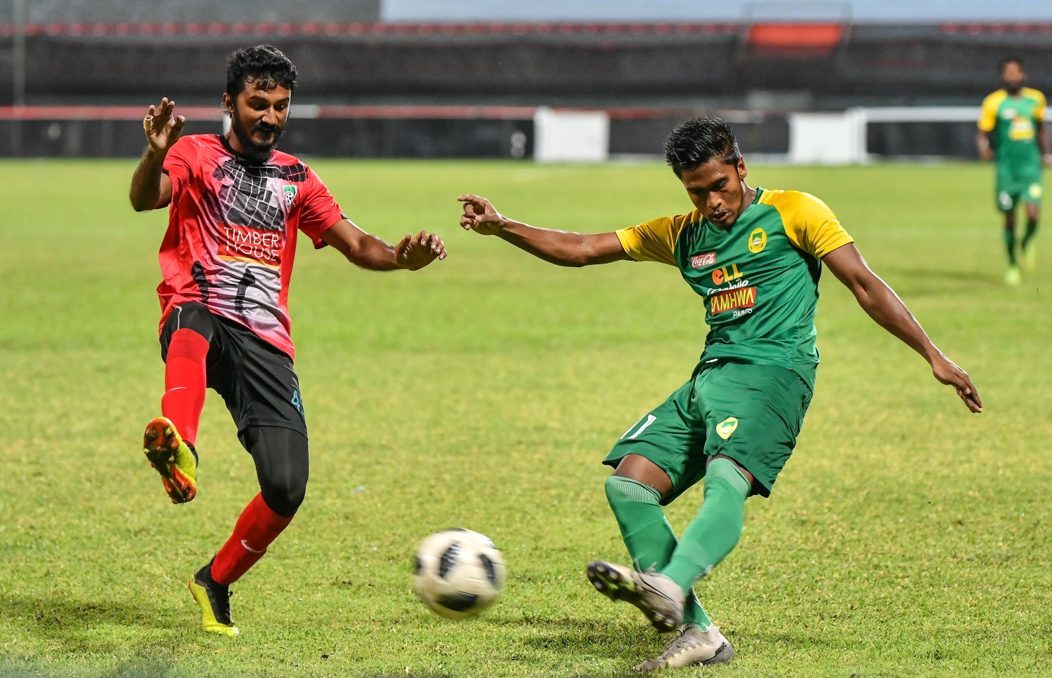 މާޒިޔާގެ ދާދު ފޮނުވާލީ ބޯޅައެއް ހުއްޓުވަން ފޯކައިދޫގެ ރުހާމް މަސައްކަތްކުރަނީ.-- ފޮޓޯ: ނިޝާން އަލީ/ މިހާރު