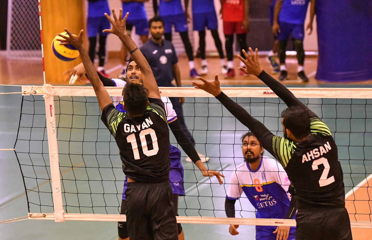 ޕޮލިހުގެ ކުޑަކާއްޓެ ރޭގެ މެޗުގެ ތެރެއިން ބޯޅައެއް ފޮނުވާލަނީ. -- ފޮޓޯ: ނިޝާން އަލީ/ މިހާރު