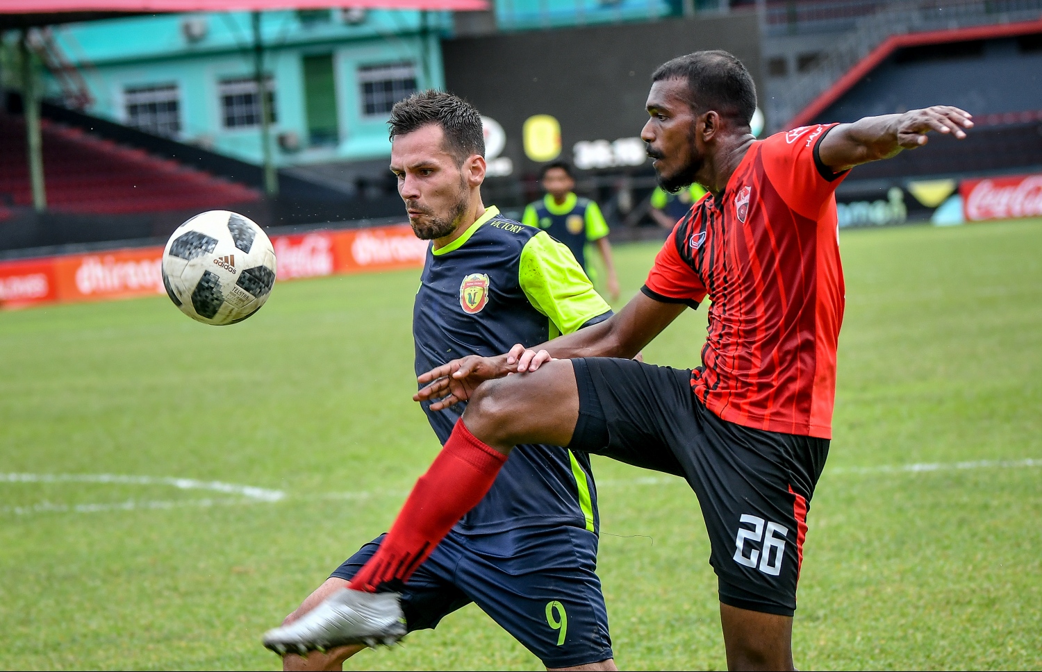 ޓީސީގެ އަޖުފާން ކައިރިން ޔުނައިޓެޑް ވިކްޓްރީގެ ކީރާ ބޯޅަ ހޯދަން މަސައްކަތްކުރަނީ. -- ފޮޓޯ: ނިޝާން އަލީ/ މިހާރު