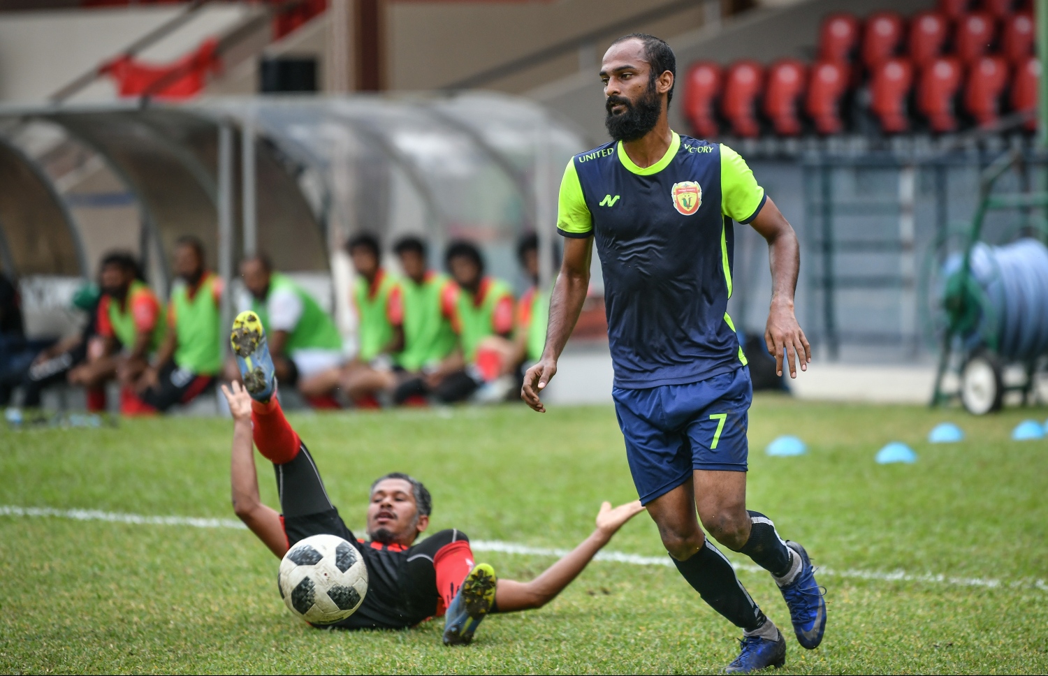 ޔުނައިޓެޑް ވިކްޓަރީގެ ޗުމްޕު (ކ) ޓީސީގެ ރިލްވާން ކައިރިން ބޯޅަ ހިފައިގެންދާން މަސައްކަތްކުރަނީ. -- ފޮޓޯ: ނިޝާން އަލީ/ މިހާރު