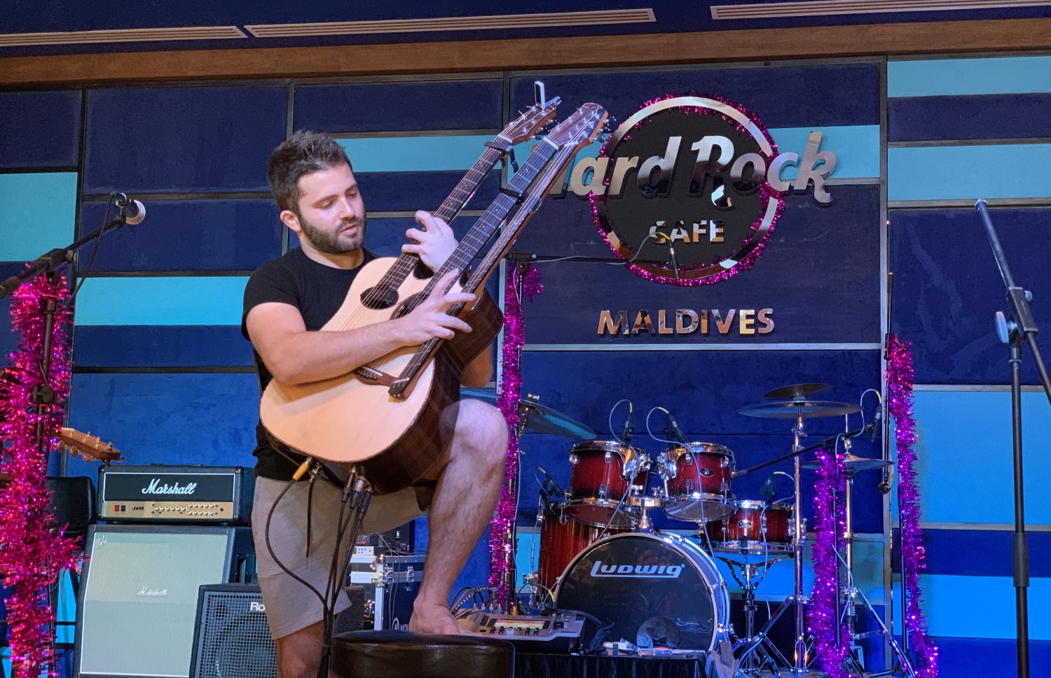 ލޫކާގެ ޑިޒައިނަށް ތައްޔާރުކޮށްފައިވާ ގިޓާ ކުޅޭނެ ގޮތް އޭނާ ކިޔައިދެނީ-- ފޮޓޯ: މިހާރު