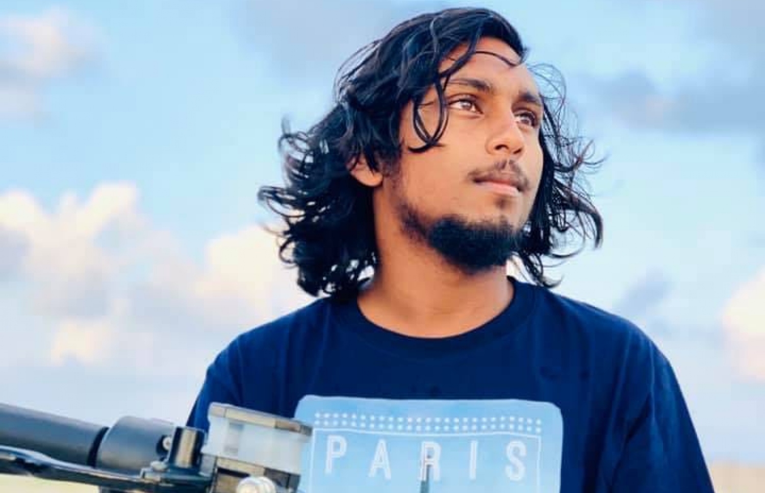 އެކްސިޑެންޓުވި ލޯންޗު ދުއްވަން އިން މުސްތަފާ: އޭނާގެ ވާތު ލޮލުގެ ތިރީގެ ކަށިތައް ވަނީ ބިނދިފައި.