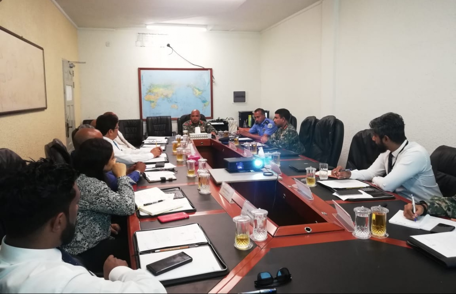 ކައުންޓާ ރޭޑިކަލައިޒޭޝަން ކޮމިޓީން މިއަދު ބޭއްވި ބައްދަލުވުމުގައި މުއައްސަސާތަކުގެ ވެރިން ބައިވެރިވެވަޑައިގަންނަވަނީ: ހާފިޒުން ގެންނަ އުސޫލު ހަރުދަނާކުރަން މަޝްވަރާ ކުރެއްވި.