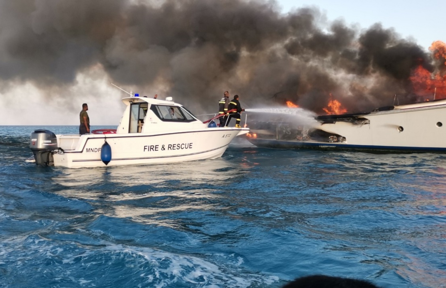 ޔޮޓުގައި ރޯވި އަލިފާންގަނޑު ނިއްވުމުގައި އެންއެންޑީއެފްގެ ފަޔާމަނުން ފަޔާ އެންޑް ރެސްކިއު ލޯންޗުގައި ހަރަކާތްތެރިވަނީ.---ފޮޓޯ: އެމްއެންޑީއެފް