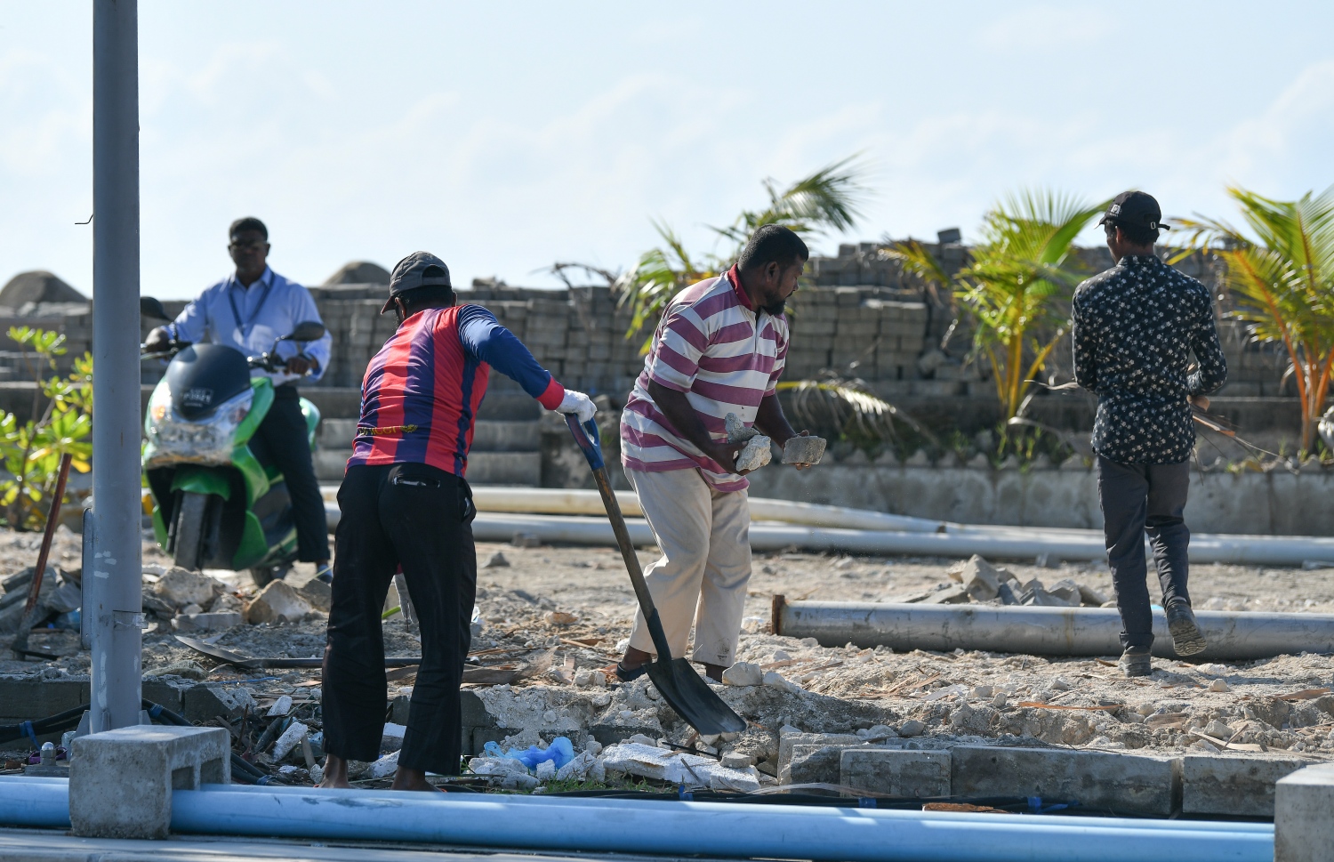 އުސްފަސްގަނޑުގައި ހަދާފައި އެކޮމޮޑޭޝަން ބްލޮކް ނަގައި އެތަން ސާފުކުރަނީ.-- ފޮޓޯ: ނިޝާން އަލީ/ މިހާރު