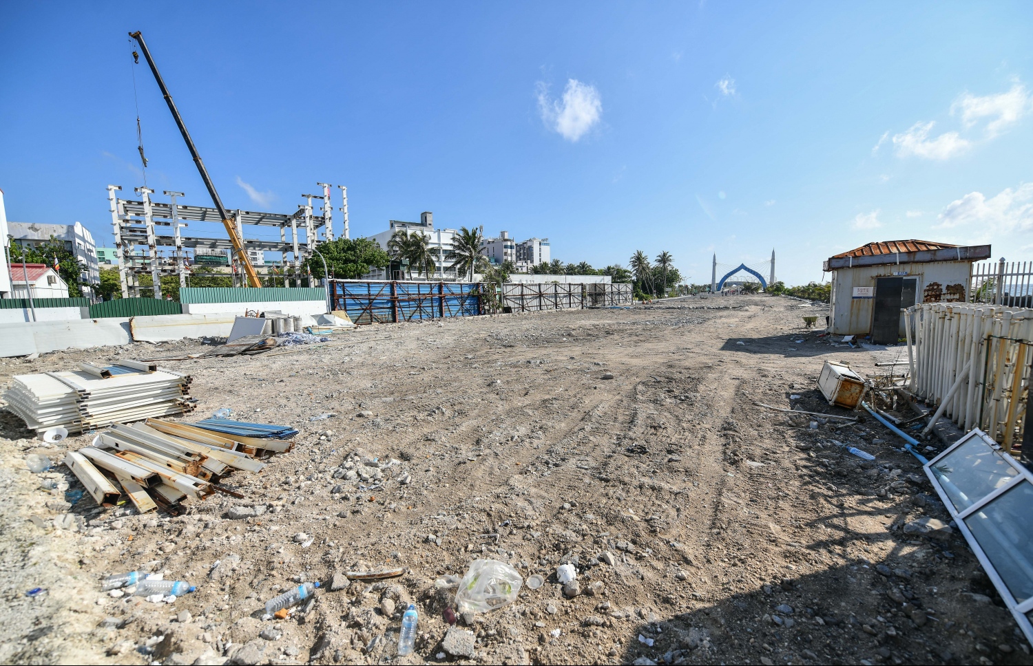 އުސްފަސްގަނޑުގައި ހަދާފައި އެކޮމޮޑޭޝަން ބްލޮކް ނަގައި އެތަން ސާފުކުރަނީ.-- ފޮޓޯ: ނިޝާން އަލީ/ މިހާރު