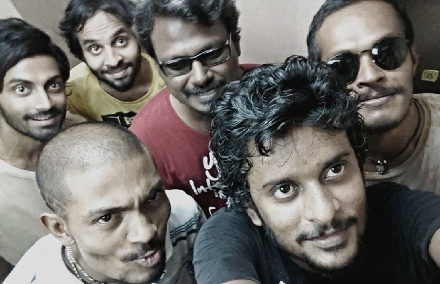 މާސްކޭ "ޕްލޭން ބީ" ގެ ޓީމާ އެކު.