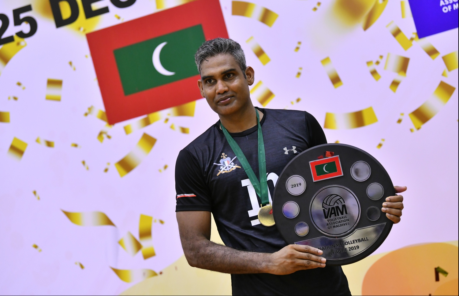 މާލެ: ޖެނުއަރީ 7، 2020- ގައުމީ ވޮލީބޯޅަ ލީގުގެ ފިރިހެން ޑިވިޝަނުގެ ފަހު މެޗުގައި ޕޮލިސް ކްލަބާއި ދިވެހި ސިފައިންގެ ކްލަބު ވާދަކުރި މެޗުގެ ތެރެއިން. މިމެޗުގައި ޕޮލިސް ކްލަބު ބަލިކޮށް، ދިވެހި ސިފައިންގެ ކްލަބުން ވަނީ ލީގު ކާމިޔާބުކޮށްފައި.---ފޮޓޯ: ހުސައިން ވަހީދު/މިހާރު