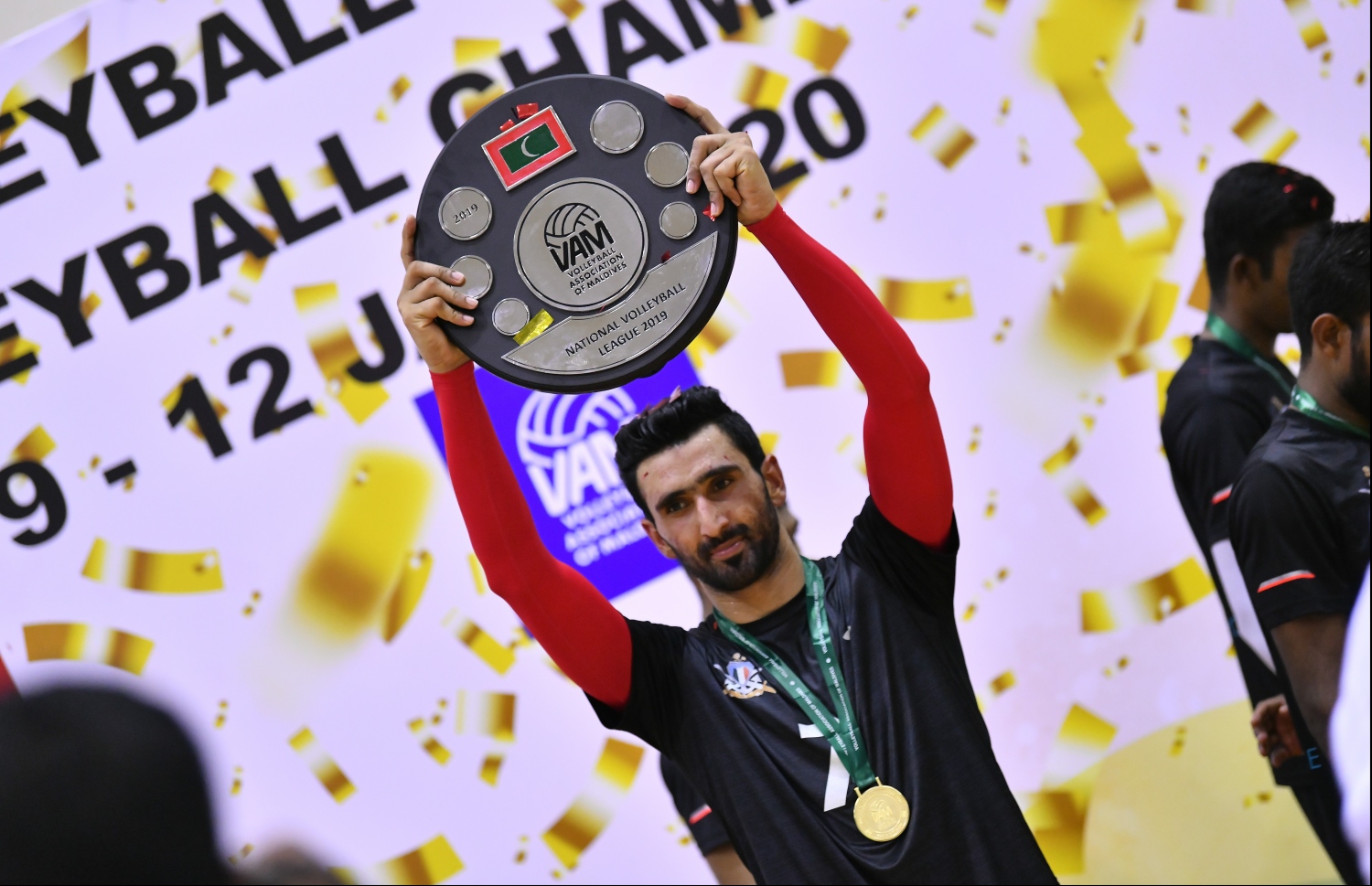 މާލެ: ޖެނުއަރީ 7، 2020- ގައުމީ ވޮލީބޯޅަ ލީގުގެ ފިރިހެން ޑިވިޝަނުގެ ފަހު މެޗުގައި ޕޮލިސް ކްލަބާއި ދިވެހި ސިފައިންގެ ކްލަބު ވާދަކުރި މެޗުގެ ތެރެއިން. މިމެޗުގައި ޕޮލިސް ކްލަބު ބަލިކޮށް، ދިވެހި ސިފައިންގެ ކްލަބުން ވަނީ ލީގު ކާމިޔާބުކޮށްފައި.---ފޮޓޯ: ހުސައިން ވަހީދު/މިހާރު