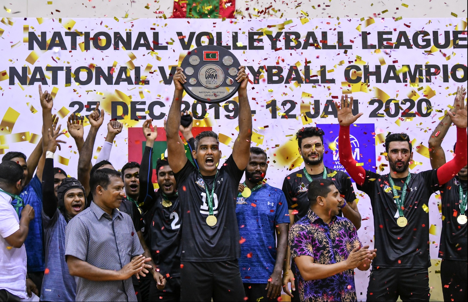 މާލެ: ޖެނުއަރީ 7، 2020- ގައުމީ ވޮލީބޯޅަ ލީގުގެ ފިރިހެން ޑިވިޝަނުގެ ފަހު މެޗުގައި ޕޮލިސް ކްލަބާއި ދިވެހި ސިފައިންގެ ކްލަބު ވާދަކުރި މެޗުގެ ތެރެއިން. މިމެޗުގައި ޕޮލިސް ކްލަބު ބަލިކޮށް، ދިވެހި ސިފައިންގެ ކްލަބުން ވަނީ ލީގު ކާމިޔާބުކޮށްފައި.---ފޮޓޯ: ހުސައިން ވަހީދު/މިހާރު