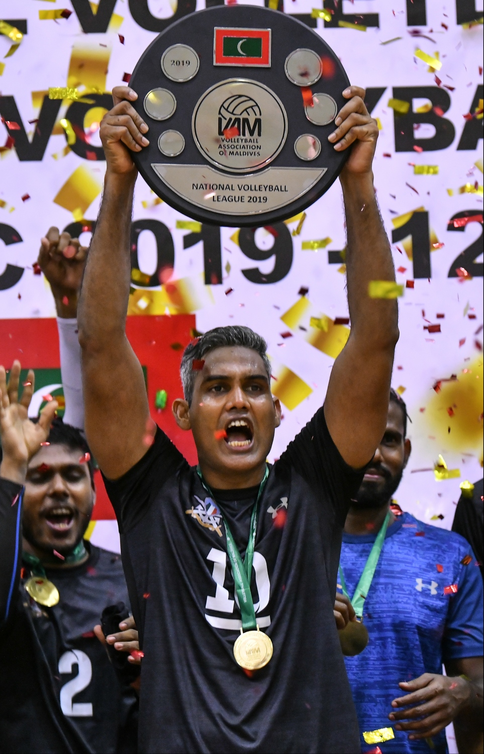 މާލެ: ޖެނުއަރީ 7، 2020- ގައުމީ ވޮލީބޯޅަ ލީގުގެ ފިރިހެން ޑިވިޝަނުގެ ފަހު މެޗުގައި ޕޮލިސް ކްލަބާއި ދިވެހި ސިފައިންގެ ކްލަބު ވާދަކުރި މެޗުގެ ތެރެއިން. މިމެޗުގައި ޕޮލިސް ކްލަބު ބަލިކޮށް، ދިވެހި ސިފައިންގެ ކްލަބުން ވަނީ ލީގު ކާމިޔާބުކޮށްފައި.---ފޮޓޯ: ހުސައިން ވަހީދު/މިހާރު