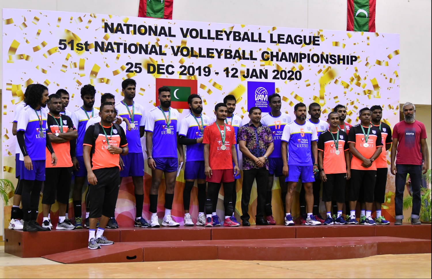 މާލެ: ޖެނުއަރީ 7، 2020- ގައުމީ ވޮލީބޯޅަ ލީގުގެ ފިރިހެން ޑިވިޝަނުގެ ފަހު މެޗުގައި ޕޮލިސް ކްލަބާއި ދިވެހި ސިފައިންގެ ކްލަބު ވާދަކުރި މެޗުގެ ތެރެއިން. މިމެޗުގައި ޕޮލިސް ކްލަބު ބަލިކޮށް، ދިވެހި ސިފައިންގެ ކްލަބުން ވަނީ ލީގު ކާމިޔާބުކޮށްފައި.---ފޮޓޯ: ހުސައިން ވަހީދު/މިހާރު