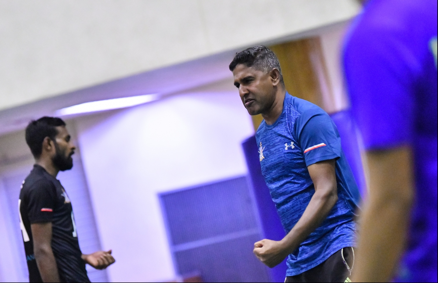 މާލެ: ޖެނުއަރީ 7، 2020- ގައުމީ ވޮލީބޯޅަ ލީގުގެ ފިރިހެން ޑިވިޝަނުގެ ފަހު މެޗުގައި ޕޮލިސް ކްލަބާއި ދިވެހި ސިފައިންގެ ކްލަބު ވާދަކުރި މެޗުގެ ތެރެއިން. މިމެޗުގައި ޕޮލިސް ކްލަބު ބަލިކޮށް، ދިވެހި ސިފައިންގެ ކްލަބުން ވަނީ ލީގު ކާމިޔާބުކޮށްފައި.---ފޮޓޯ: ހުސައިން ވަހީދު/މިހާރު