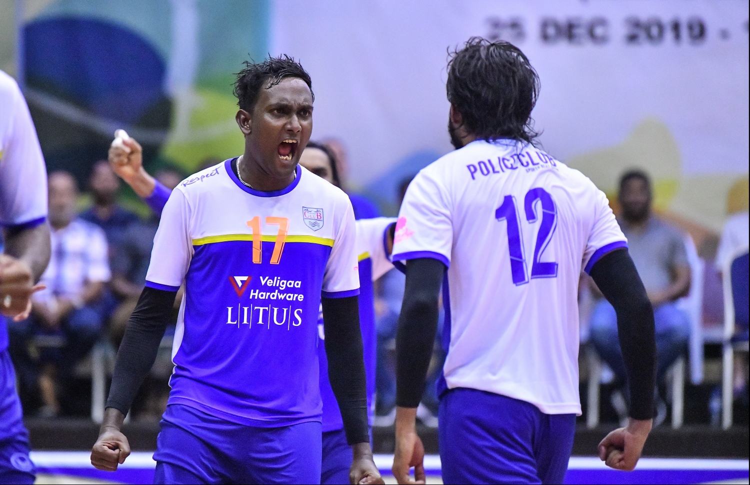 މާލެ: ޖެނުއަރީ 7، 2020- ގައުމީ ވޮލީބޯޅަ ލީގުގެ ފިރިހެން ޑިވިޝަނުގެ ފަހު މެޗުގައި ޕޮލިސް ކްލަބާއި ދިވެހި ސިފައިންގެ ކްލަބު ވާދަކުރި މެޗުގެ ތެރެއިން. މިމެޗުގައި ޕޮލިސް ކްލަބު ބަލިކޮށް، ދިވެހި ސިފައިންގެ ކްލަބުން ވަނީ ލީގު ކާމިޔާބުކޮށްފައި.---ފޮޓޯ: ހުސައިން ވަހީދު/މިހާރު