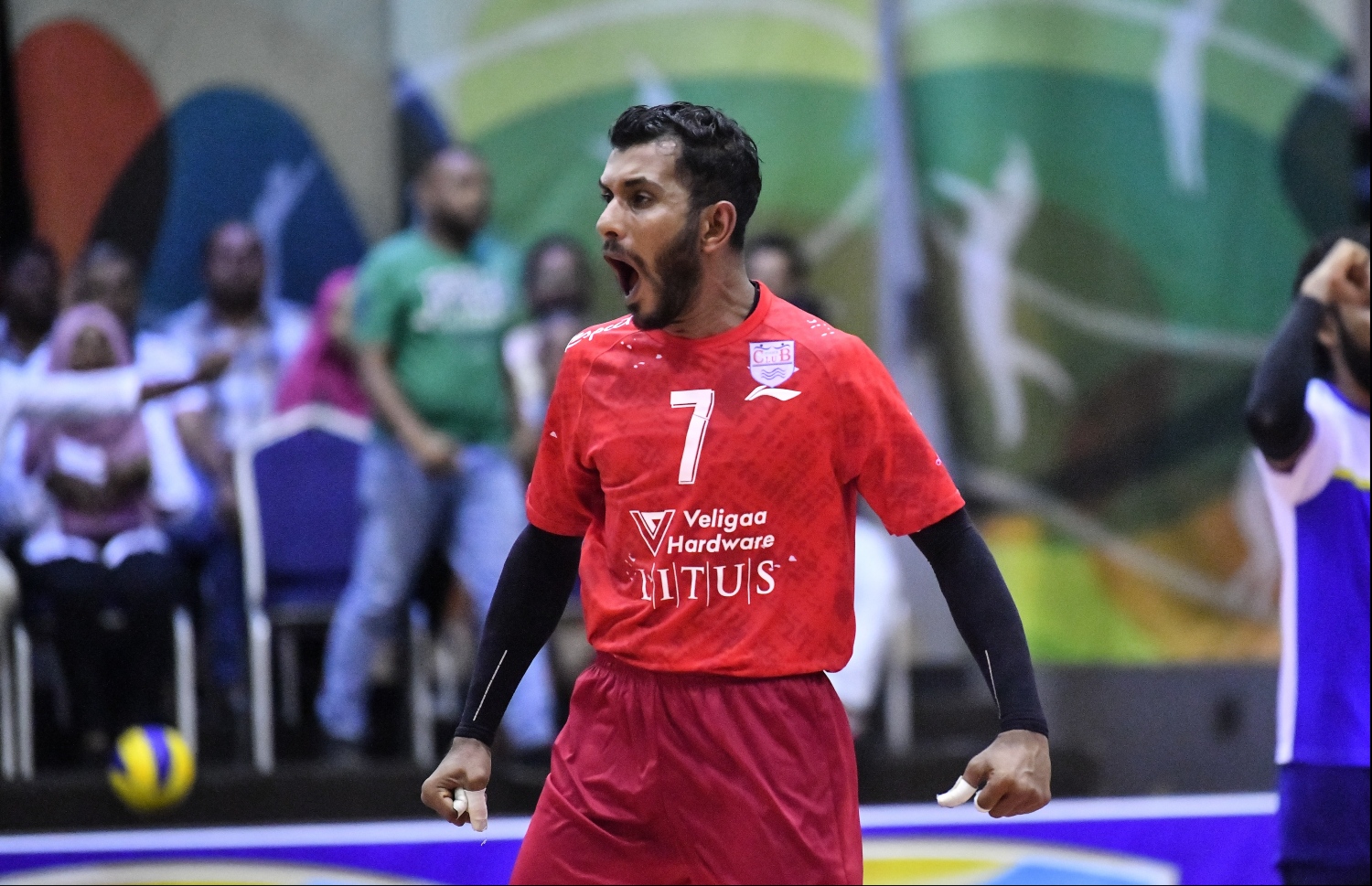 މާލެ: ޖެނުއަރީ 7، 2020- ގައުމީ ވޮލީބޯޅަ ލީގުގެ ފިރިހެން ޑިވިޝަނުގެ ފަހު މެޗުގައި ޕޮލިސް ކްލަބާއި ދިވެހި ސިފައިންގެ ކްލަބު ވާދަކުރި މެޗުގެ ތެރެއިން. މިމެޗުގައި ޕޮލިސް ކްލަބު ބަލިކޮށް، ދިވެހި ސިފައިންގެ ކްލަބުން ވަނީ ލީގު ކާމިޔާބުކޮށްފައި.---ފޮޓޯ: ހުސައިން ވަހީދު/މިހާރު