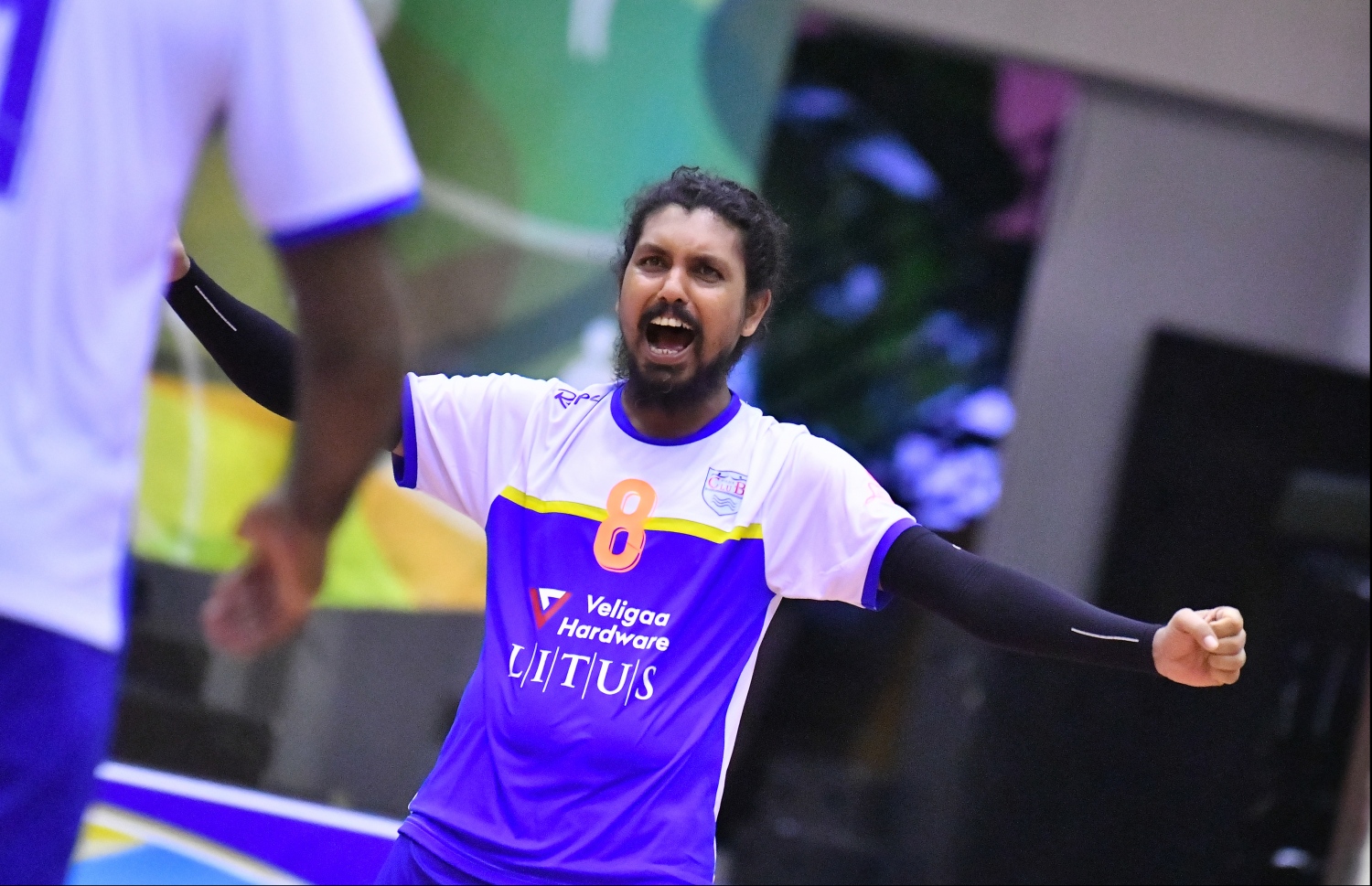 މާލެ: ޖެނުއަރީ 7، 2020- ގައުމީ ވޮލީބޯޅަ ލީގުގެ ފިރިހެން ޑިވިޝަނުގެ ފަހު މެޗުގައި ޕޮލިސް ކްލަބާއި ދިވެހި ސިފައިންގެ ކްލަބު ވާދަކުރި މެޗުގެ ތެރެއިން. މިމެޗުގައި ޕޮލިސް ކްލަބު ބަލިކޮށް، ދިވެހި ސިފައިންގެ ކްލަބުން ވަނީ ލީގު ކާމިޔާބުކޮށްފައި.---ފޮޓޯ: ހުސައިން ވަހީދު/މިހާރު