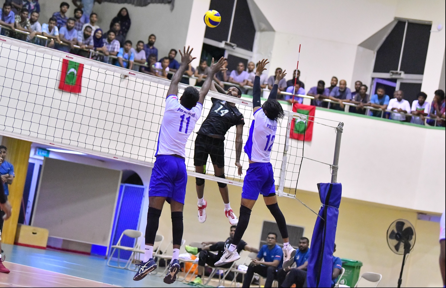 ސިފައިންގެ އެޑަމް ފޮނުވާލާ ބޯޅަ ބްލޮކްކުރަން ޕޮލިހުގެ ހުޒަންޓެ އާއި ޝާމިލް މަސައްކަތްކުރަނީ. -- ފޮޓޯ: ހުސެއިން ވަހީދު/ މިހާރު